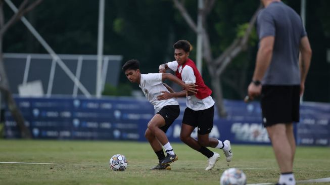 Pelatih Shin Tae-yong sedang memimpin latihan skuad Timnas Indonesia U-19 di Lapangan A Komplek Gelora Bung Karno, Jakarta, Jumat (26/8/2022). (Dok. PSSI).