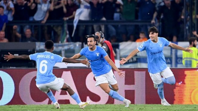 Penyerang Lazio asal Spanyol Pedro (tengah) melakukan selebrasi dengan rekan-rekannya setelah mencetak gol ketiga timnya dalam laga pekan ketiga Liga Italia 2022/2023 antara Lazio vs Inter Milan di stadion Olimpico di Roma pada 26 Agustus 2022.Alberto PIZZOLI / AFP