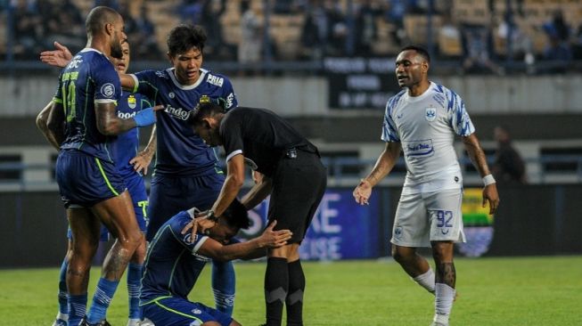 Para pemain Persib Bandung (jersey biru). [ANTARA FOTO/Raisan Al Farisi]