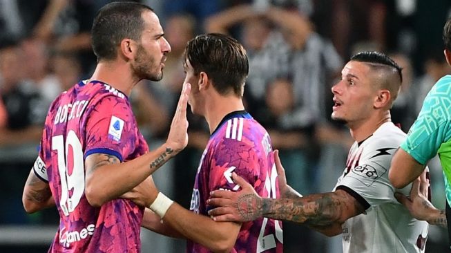 Bek Juventus asal Italia Leonardo Bonucci (kiri) berdiskusi dengan bek Salernitana Italia Pasquale Mazzocchi (kanan) setelah gol Arkadiusz Milik (tidak terlihat) dibatalkan selama laga pekan keenam Liga Italia 2022-2023 antara Juventus vs Salernitana di stadion Juventus di Turin pada 11 September 2022.Isabella BONOTTO / AFP