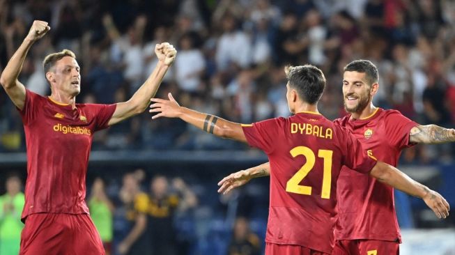 Penyerang AS Roma asal Argentina Paulo Dybala (belakang) melakukan selebrasi setelah mencetak gol pertama timnya dalam pertandingan pekan keenam Liga Italia 2022-2023 antara Empoli vs Roma di stadion Carlo Castellani di Empoli, pada 12 September 2022.Alberto PIZZOLI / AFP.