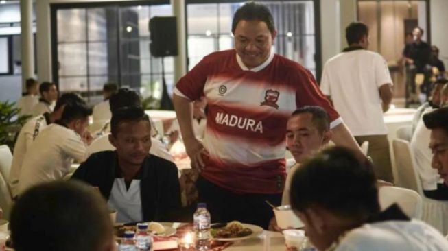 Presiden Klub Madura United Achsanul Qosasi saat berbincang dengan jajaran di klub miliknya. (Instagram/@achsanul.qosasi)