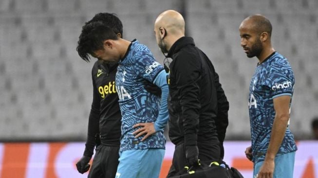 Pemain Tottenham Son Heung-Min (kedua kiri) meninggalkan lapangan setelah mengalami cedera dalam pertandingan Liga Champions lawan Marseille di Velodrome Stadium pada 2 November 2022. ANTARA/AFP/CHRISTOPHE SIMON