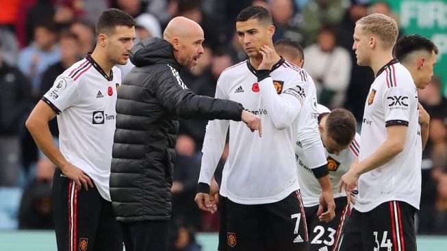 Manajer Manchester United, Erik ten Hag (kedua kiri) memberikan instruksi pada para pemainnya pada laga Liga Inggris kontra Aston Villa di Stadion Villa Park, Birmingham, Inggris, Minggu (6/11/2022) malam. [GEOFF CADDICK / AFP]