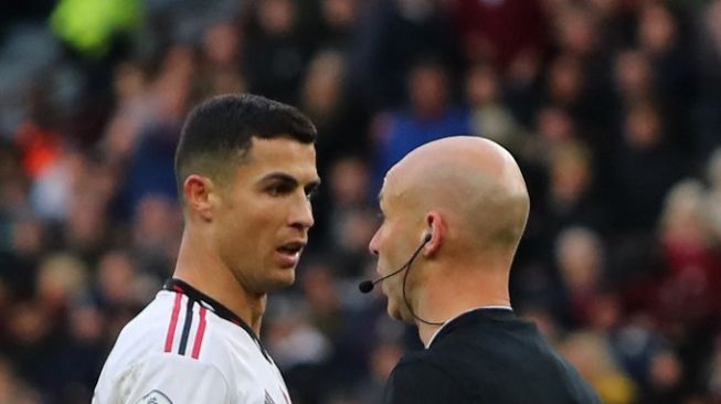 Striker Manchester United Cristiano Ronaldo (kiri) berbicara dengan wasit Inggris Anthony Taylor (kanan) selama matchday pekan ke-15 Liga Inggris antara Aston Villa vs Manchester Utd di Villa Park di Birmingham, Inggris pada 6 November 2022.Geoff Caddick / AFP.