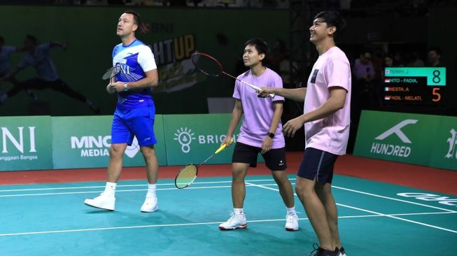 John Terry berpasangan dengan Siti Fadia Silva Ramadhanti dan Caesar Hito, saat menghadapi Alessandro Nesta yang berpasangan dengan Melati Daeva Oktavianti dan Fadil Jaidi dalam pertandingan eksibisi bulu tangkis di arena Tennis Indoor Senayan, Jakarta, Jumat. (dok.PBSI) 