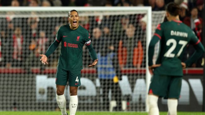 Reaksi bek Liverpool asal Belanda, Virgil van Dijk (kiri) setelah mereka kebobolan gol kedua selama pertandingan pekan ke-19 Liga Inggris antara Brentford vs Liverpool di Gtech Community Stadium di London pada 2 Januari 2023.Adrian DENNIS / AFP.