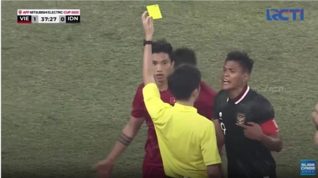 Kartu kuning kepada Doan Van Hau di leg kedua babak semifinal Piala AFF 2022 (tangkapan layar YouTube RCTI Entertainment)