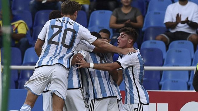 Para pemain Timnas Argentina U-20 melakukan selebrasi setelah Gino Infantino mencetak gol ke gawang Peru dalam pertandingan Grup A Copa America U-20 2023 di stadion Pascual Guerrero di Cali, Kolombia, pada 25 Januari 2023.JOAQUIN SARMIENTO / AFP.