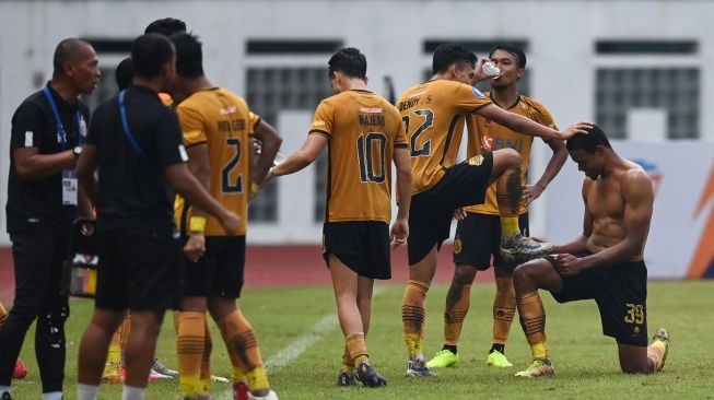 Pesepak bola Bhayangkara FC Alex Martins Ferreira (kanan) berselebrasi dengan berakting menyemir sepatu rekannya, Dendy Sulistyawan (ketiga kanan) usai membobol gawang Persija Jakarta dalam pertandingan lanjutan Liga 1 2022-2023 di Stadion Wibawa Mukti, Cikarang, Kabupaten Bekasi, Jawa Barat, Kamis (16/2/2023). Bhayangkara menang dengan skor 2-1 dalam pertandingan tersebut. ANTARA FOTO/Aditya Pradana Putra/rwa. 