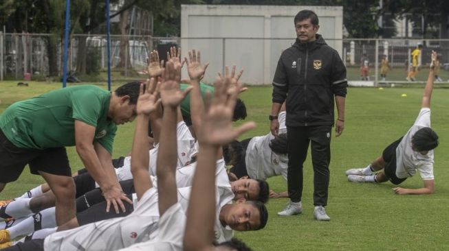 Pelatih Sepak Bola Indra Sjafri memimpin jalannya pemusatan latihan Timnas Indonesia U-22 di Lapangan A, kawasan Gelora Bung Karno, Jakarta, Kamis (2/3/2023). ANTARA FOTO/Muhammad Adimaja/hp. (ANTARA FOTO/MUHAMMAD ADIMAJA)