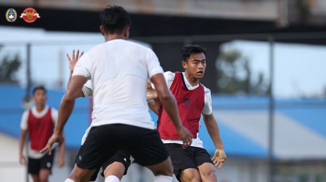 Bek sayap Timnas Indonesia, Pratama Arhan saat berlatih dalam pemusatan latihan atau training camp (TC) di Stadion PTIK, Jakarta, jelang menghadapi Burundi dalam FIFA Matchday periode Maret 2023. [PSSI]