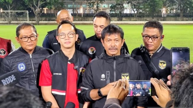 Pelatih timnas U-22 Indonesia Indra Sjafri memberikan keterangan usai memimpin latihan Timnas U-22 Indonesia di lapangan ABC Gelora Bung Karno, Senayan, Jakarta, Rabu (5/4/2023). ANTARA/Bayu Kuncahyo