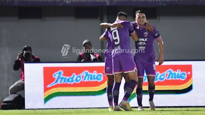 Pemain Persita Tangerang merayakan gol saat menghadapi Persib Bandung pada laga pekan ke-33 BRI Liga 1 2022/2023 di Indomilk Arena, Minggu (9/4/2023) malam WIB. (Dok. Liga Indonesia Baru) 