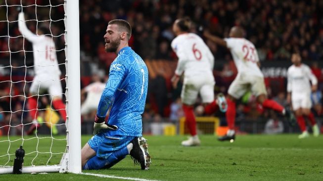 Kiper Manchester United David de Gea bereaksi setelah kebobolan gol kedua selama pertandingan leg pertama perempat final Liga Eropa antara Manchester United vs Sevilla di stadion Old Trafford di Manchester, barat laut Inggris, pada 13 April 2023.Darren Staples/AFP