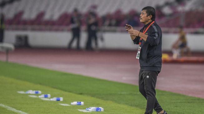 Pelatih kepala Timnas Indonesia U-22 Indra Syafri memberi intruksi kepada pesepak bola Timnas Indonesia U-22 saat melawan Timnas Lebanon U-22 dalam pertandingan Internasional Friendly Match di Stadion Utama Gelora Bung Karno, Jakarta, Jumat (14/4/2023). ANTARA FOTO/Galih Pradipta/rwa. 