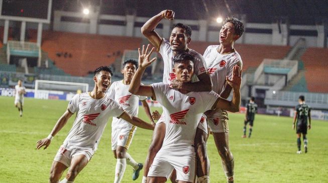 Pesepak bola PSM Makassar Ramadhan Sananta (depan) melakukan selebrasi bersama rekan setimnya setelah mencetak gol ke gawang Persikabo 1973 dalam lanjutan BRI Liga 1 di Stadion Pakansari, Kabupaten Bogor, Jawa Barat, Kamis (9/3/2023). Persikabo 1973 dikalahkan PSM Makassar dengan skor 0-1. ANTARA FOTO/Yulius Satria Wijaya/aww. 