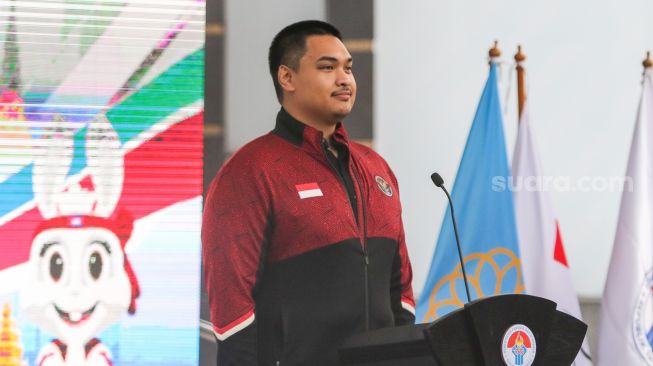 Menteri Pemuda dan Olahraga (Menpora) Ario Bimo Nandito Ariotedjo saat acara pengukuhan Kontingen Indonesia pada Sea Games ke-32 Kamboja 2023 di halaman Gedung Kementerian Pemuda dan Olahraga, Jakarta, Selasa (2/5/2023). [Suara.com/Alfian Winanto]