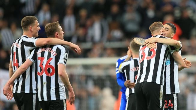 Para pemain Newcastle United melakukan selebrasi di akhir pertandingan pekan ke-37 Liga Inggris 2022-2023 antara Newcastle United vs Leicester di St James 'Park di Newcastle-upon-Tyne, timur laut Inggris pada 22 Mei 2023. Newcastle lolos ke Liga Champions untuk pertama kalinya dalam 20 tahun setelah hasil imbang 0-0 melawan Leicester.Lindsey Parnaby / AFP