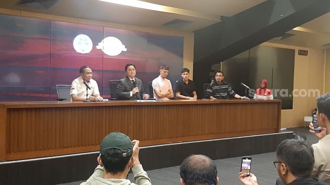 Ketua Umum PSSI, Erick Thohir (kedua kiri) dalam konferensi pers FIFA Matchday Timnas Indonesia vs Argentina. [Suara.com/Adie Prasetyo Nugraha]