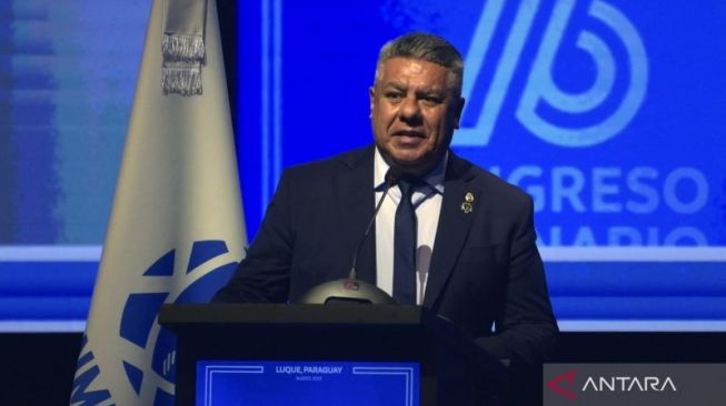 Presiden Asosiasi Sepak bola Argentina (AFA) Claudio Tapia berbicara pada Kongres Biasa Conmebol ke-76, di Luque, Paraguay, 31 Maret 2023 ([ANTARA/AFP/Norberto Duarte])