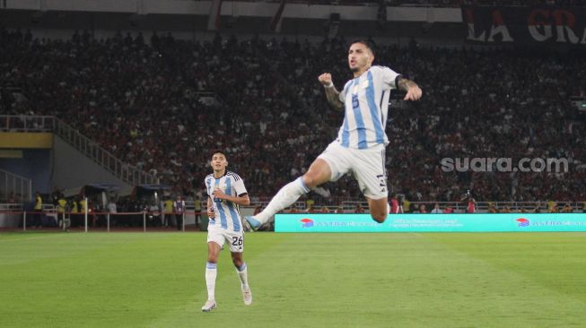 Pemain Timnas Argentina Leandro Paredes melakukan seleberasi usai mencetak gol ke gawang Timnas Indoensia pada laga FIFA Matchday di Stadion Utama Gelora Bung Karno, Senayan, Jakarta, Senin (19/6/2023) malam. [Suara.com/Dwi Bowo Raharjo]