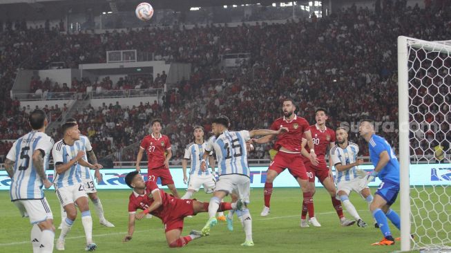 Pemain Timnas Indonesia saat melakukan penyerangan ke daerah kotak penalti Argentina pada laga FIFA Matchday di Stadion Utama Gelora Bung Karno, Senayan, Jakarta, Senin (19/6/2023) malam. [Suara.com/Dwi Bowo Raharjo]