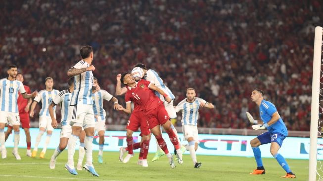 Striker Timnas Indonesia, Dendi Sulistyawan menyundul bola di dalam kotak penalti timnas Argentina dalam laga FIFA Matchday di Stadion Utama Gelora Bung Karno (SUGBK), Senayan, Jakarta, Senin (19/6/2023) malam WIB. [PSSI]