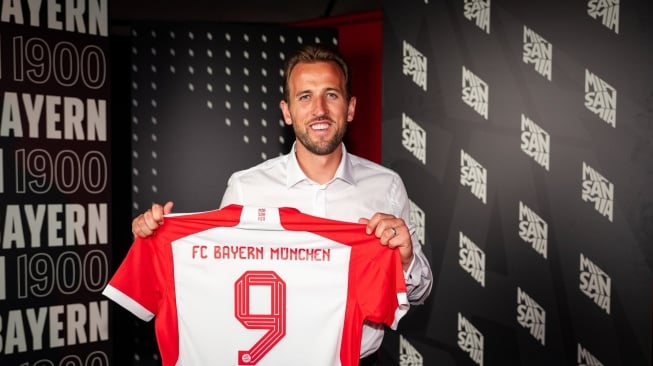 Striker Timnas Inggris, Harry Kane resmi bergabung dengan Bayern Munich setelah klub Jerman itu setuju merogoh kocek lebih dari 110 juta euro untuk Tottenham Hotspur pada bursa transfer musim panas ini. [Twitter/@FCBayernEN]