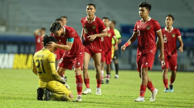 Ernando Ari Ditenangkan oleh rekan-rekannya setelah kegagalan pinalti (Instagram/@Ernandoariiiss)