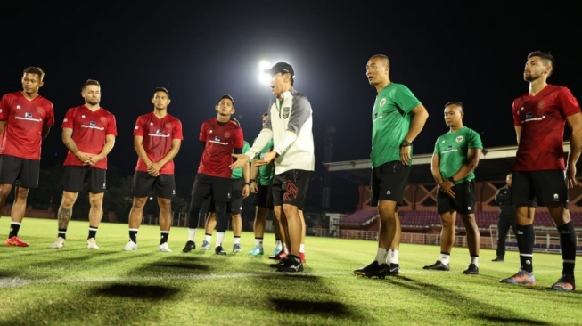 Pelatih Shin Tae-yong tengah memberikan instruksi kepada para pemain Timnas Indonesia dalam latihan di Lapangan Thor, Surabaya, pada Senin (4/9/2023). Skuad Garuda akan menghadapi Turkmenistan dalam laga FIFA Matchday di Stadion Gelora Bung Tomo, Surabaya, Jumat (8/9/2023) pukul 19.30 WIB. [PSSI]