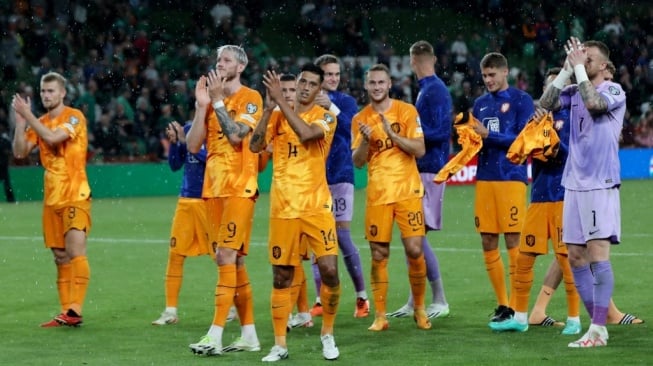 Para pemain timnas Belanda bertepuk tangan kepada para penggemar usai pertandingan ke-6 Grup B kualifikasi EURO 2024 antara Republik Irlandia vs Belanda di Stadion Aviva di Dublin, Irlandia pada 10 September 2023.PAULUS IMAN / AFP.