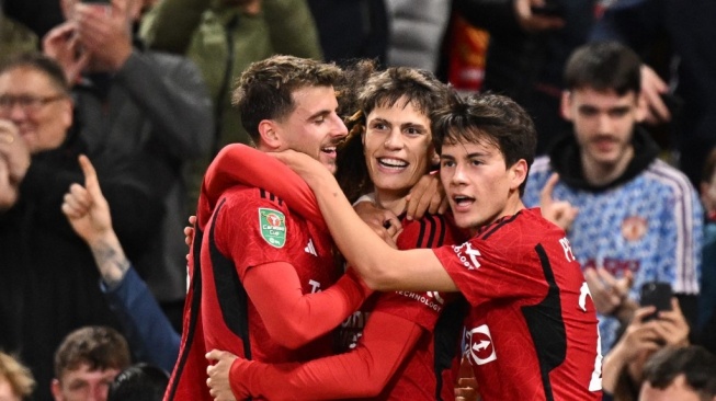 Gelandang Manchester United asal Argentina, Alejandro Garnacho (tengah) melakukan selebrasi setelah mencetak gol pertama timnya selama pertandingan putaran ketiga Piala Liga Inggris 2023-2024 antara Manchester United vs Crystal Palace di Old Trafford di Manchester, barat laut Inggris, pada 26 September 2023.Oli SCARFF / AFP