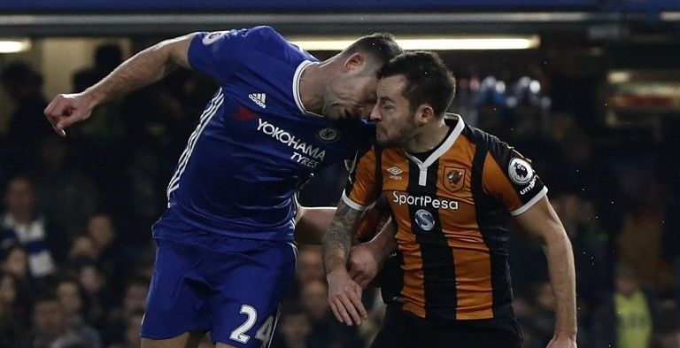 Pemain Chelsea Gary Cahill (kiri) dan gelandang Hull City Ryan Mason berbenturan kepala saat laga di Stamford Bridge (22/1/2017). Adrian DENNIS / AFP