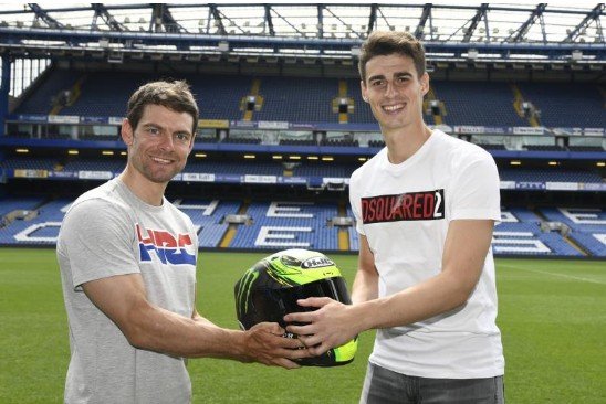 Maverick Vinales dan Cal Crutchlow saat menyambangi markas Chelsea. (motogp.com)