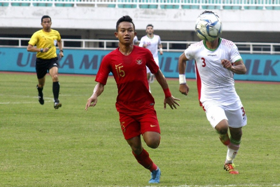 Pesepak bola timnas U-23 Indonesia Sani Rizki Fauzi (kiri) berebut bola dengan pesepak bola timnas U-23 Iran Mohammad Mioslemipour dalam laga persahabatan di Stadion Pakansari, Cibinong, Bogor, Jawa Barat, Sabtu (16/11/2019). ANTARA FOTO/Yulius Satria Wijaya/aww.