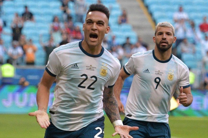 Lautaro Martinez melakukan selebrasi bersama Sergio Aguero.(manchestereveningnews.co.uk)