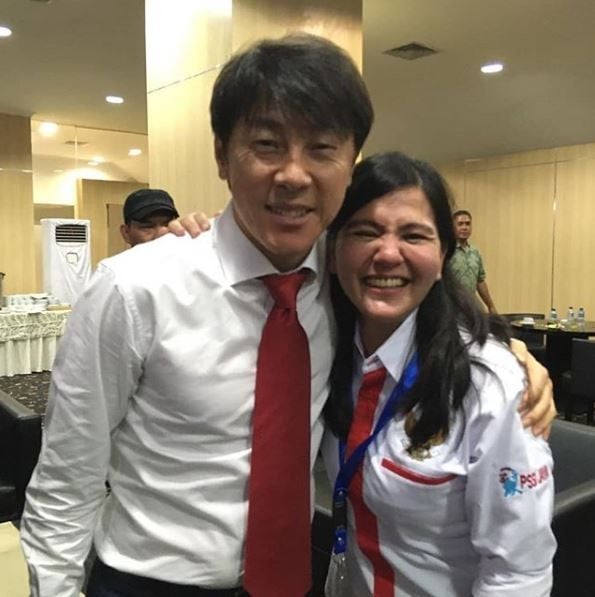 Ratu Tisha saat berpose bersama pelatih Timnas Indonesia, Shin Tae-yong. (Instagram/ratu.tisha)