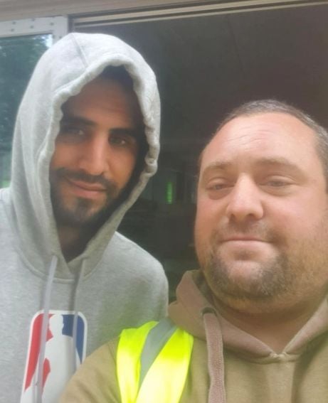 Fans Manchester United, Craig Willis, bersama Riyad Mahrez. (Dok. The Sun).