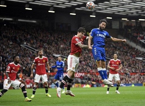 Pemain Everton Andros Townsend menjebol gawang Manchester United dalam pertandingan Liga Premier di Old Trafford, Sabtu (2/10/2021). [AFP]