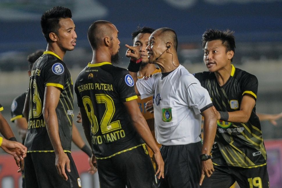 Pesepak bola Barito Putera Beni Okto (kedua kiri) beradu mulut dengan wasit Oki Dwi Putra saat bertanding melawan Bhayangkara FC pada laga lanjutan BRI Liga 1 di Stadion Si Jalak Harupat, Kabupaten Bandung, Jawa Barat, Minggu (3/10/2021). Pertandingan tersebut dimenangkan oleh Bhayangkara FC dengan skor 3-2. ANTARA FOTO/Raisan Al Farisi/hp.