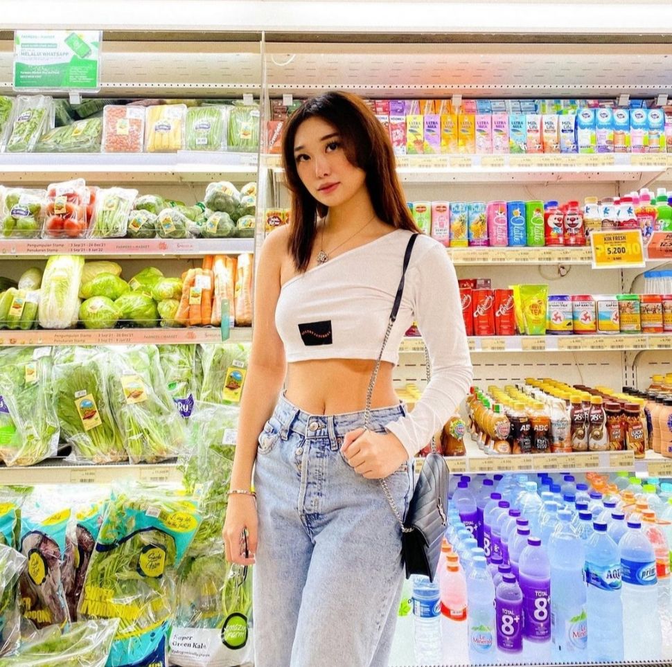 Sering Pakai Crop Top, Intip Yuk5 Gaya Fashion Livy Renata. (Dok: Instagram: livyrenata)