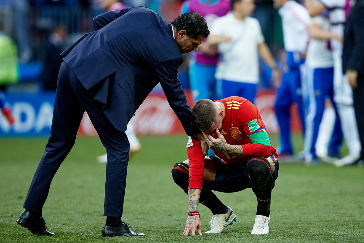 Suasana haru Timnas Spanyol usai tersingkir dari Piala Dunia 2018. (Sumber: Twitter/@SeFutbol).