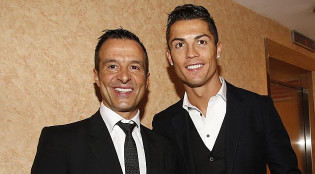 Jorge Mendes (kiri) dan kliennya Ronaldo (kanan). (Sumber: Twitter/@teamCRonaldo).