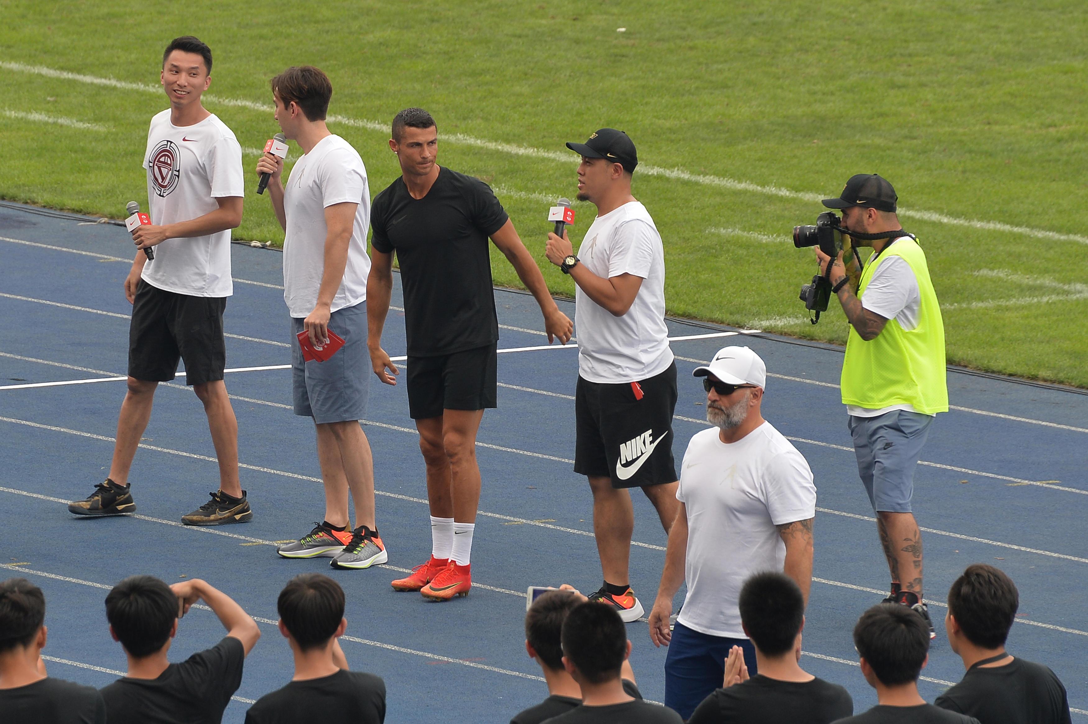 Cristiano Ronaldo saat menyapa penggemar di Cina